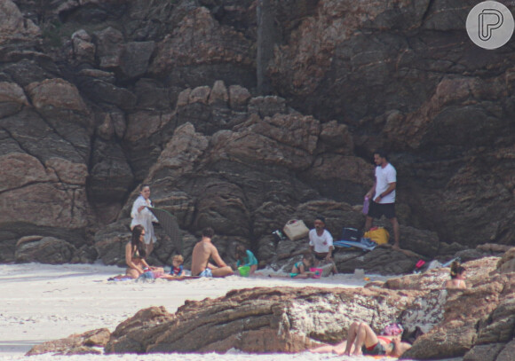 Rafa Kalimann e José Loreto foram fotografados em praia do Rio