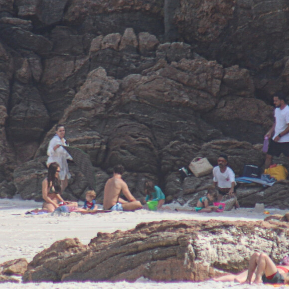 Rafa Kalimann e José Loreto foram fotografados em praia do Rio