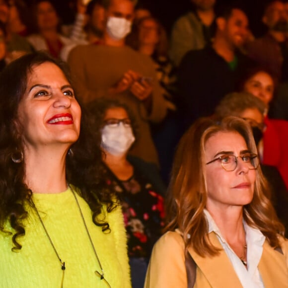 Maitê Proença prestigiou peça estrelada por Denise Fraga no Rio de Janeiro