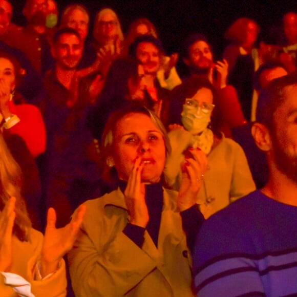 Maitê Proença compareceu a peça de teatro após término de namoro