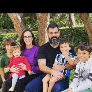 Juliano Cazarré publicou uma foto ao lado dos quatro filhos em comemoração ao Dia dos Pais