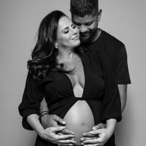 Viviane Araújo deixou o barrigão à mostra e posou abraçada com o marido, Guilherme Militão
 