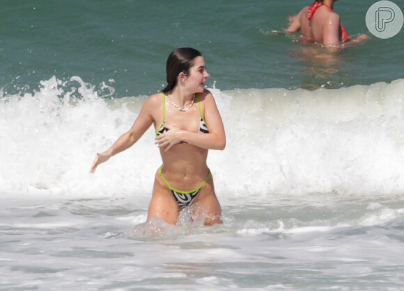 Jade Picon exibiu a barriga sarada em praia carioca