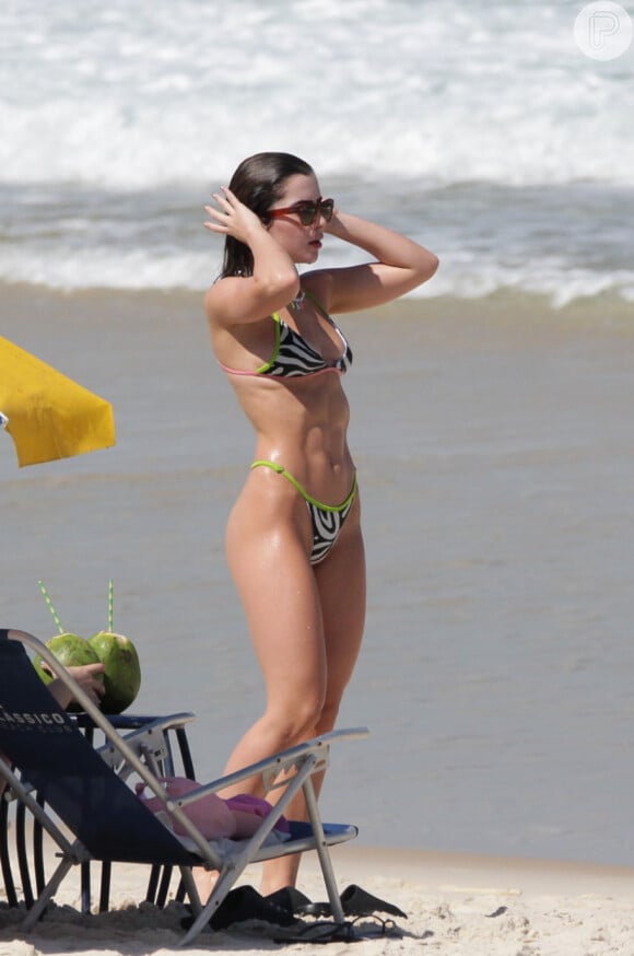 Jade Picon exibiu curvas poderosas em praia