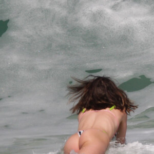 Jade Picon se jogou no mar para se refrescar