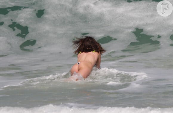 Jade Picon se jogou no mar para se refrescar