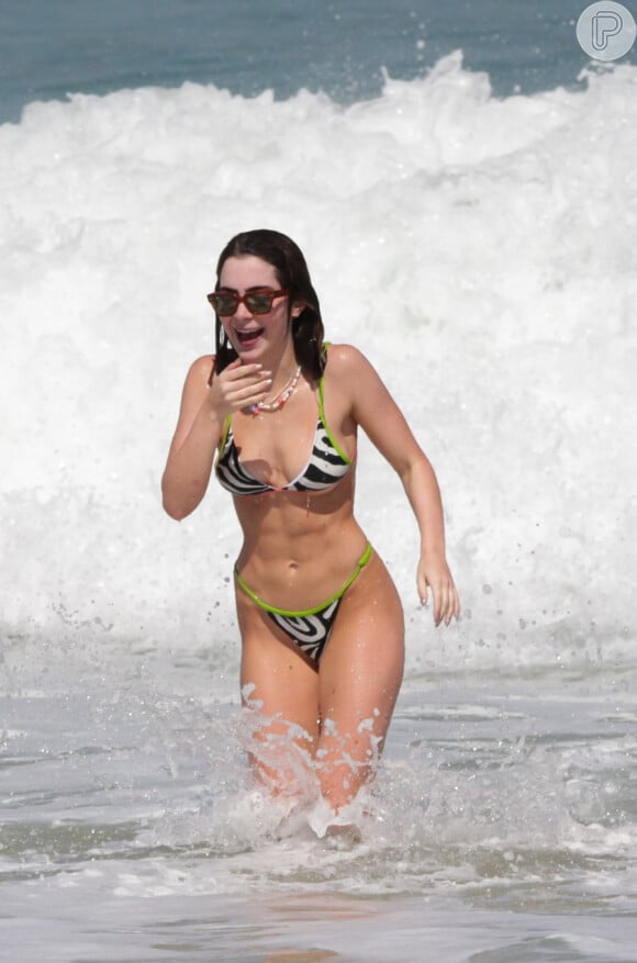 De biquíni, Jade Picon valorizou a barriga sarada em praia
