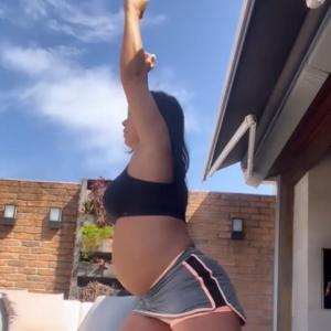 Na reta final da gravidez, Viviane Araujo ainda tirou uns minutos para realizar um treino simples