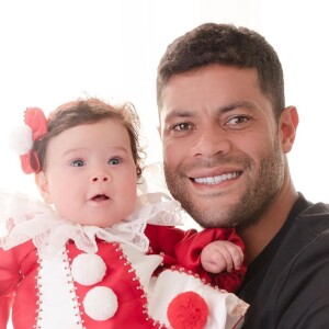 Hulk e Camila Ângelo vestiram a filha como palhacinha