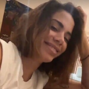 Anitta pediu que os fãs não atacassem Gkay pelo corte de cabelo desastroso