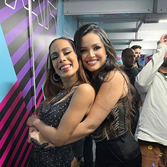 Após o Garota Vip, Anitta corta o cabelo e web reage