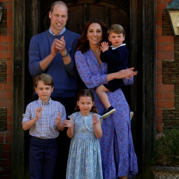 George, de 9 anos, Charlotte, de 7 e Louis, de 4, encantaram o público com participação no Jubileu de Platina de Elizabeth II
 