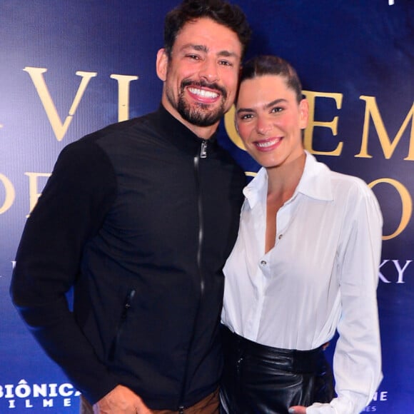 Cauã Reymond foi com a mulher, Mariana Goldfarb, à estreia de seu filme em São Paulo
