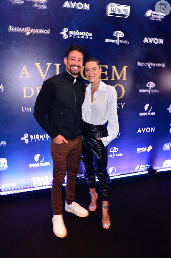 Mariana Goldfarb acompanhou o marido, Cauã Reymond, em estreia do filme do ator