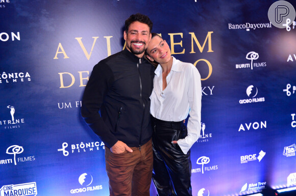 Cauã Reymond posou com Mariana Goldfarb em pré-estreia de filme em São Paulo
