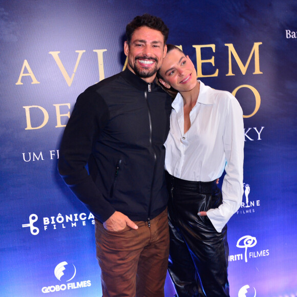 Cauã Reymond posou com Mariana Goldfarb em pré-estreia de filme em São Paulo