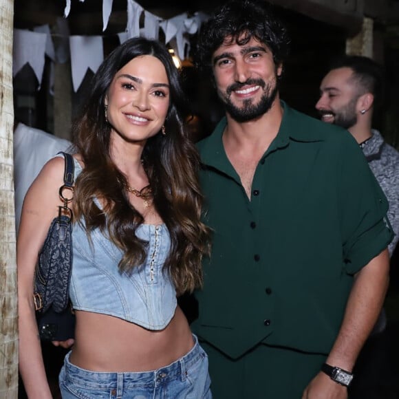 Thaila Ayala apostou em corset jeans e calça de cintura baixa para assistir à estreia da nova novela das seis, 'Mar do Sertão'