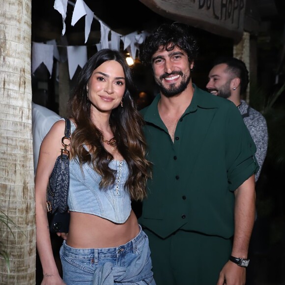 Renato Góes compareceu ao evento acompanhado da mulher, Thaila Ayala