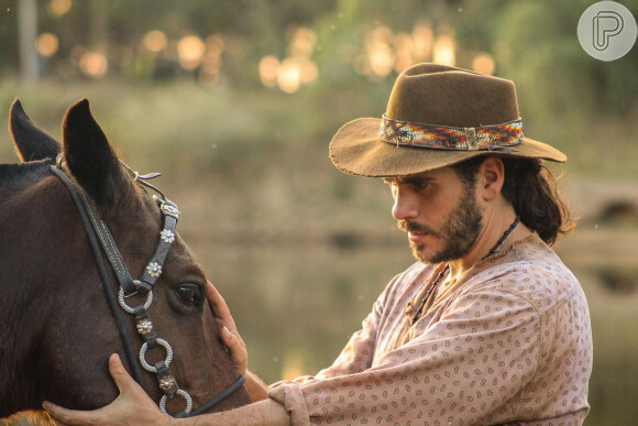 Trindade temendo que o filho nasça com chifres resolve ir embora fazenda de José Leôncio na novela 'Pantanal'