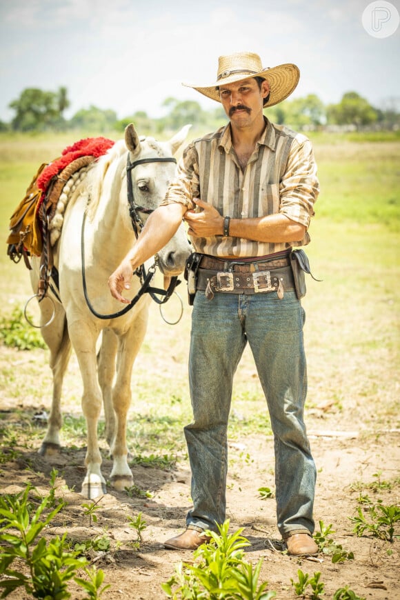 Tibério nota semblante triste de Trindade, na novela 'Pantanal': 'Que é que tá acontecêno c'ocê, peão?'