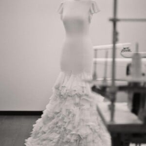 De acordo com a Ralph Lauren, um dos vestidos de noiva de Jennifer Lopez era composto por uma gola alta com uma bainha de babados dramáticos