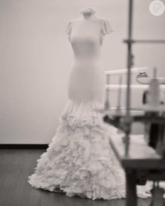 De acordo com a Ralph Lauren, um dos vestidos de noiva de Jennifer Lopez era composto por uma gola alta com uma bainha de babados dramáticos