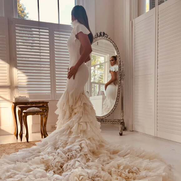 Após se casar com Ben Affleck pela 2ª vez, Jennifer Lopez publica fotos inéditas do seu vestido de noiva 
 