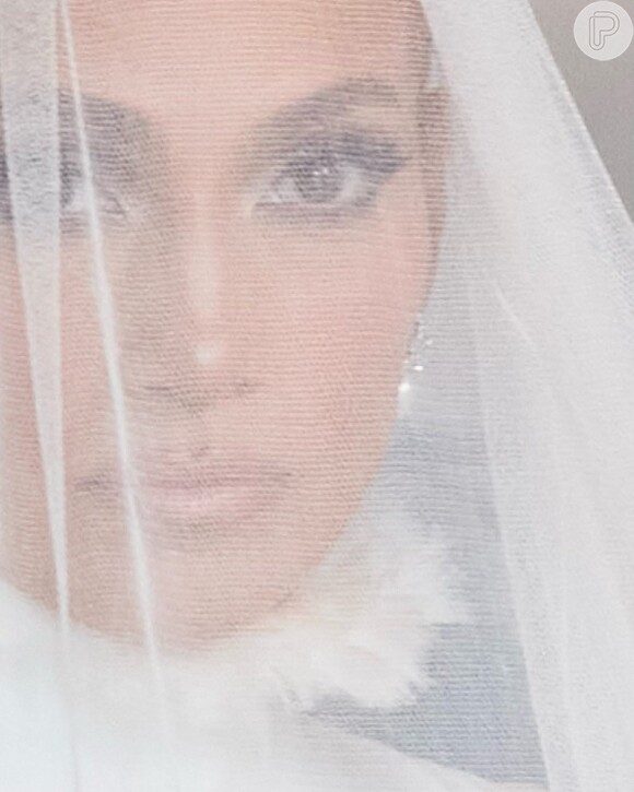 Jennifer Lopez de noiva: cantora compartilha uma foto com o véu sobre o rosto no Instagram