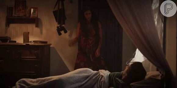 Na novela 'Mar do Sertão', noiva de Zé Paulino, Candoca se surpreende ao encontrar Tertulinho na cama do rapaz. 'O que você tá fazendo aqui? No quarto do meu noivo!?!?'