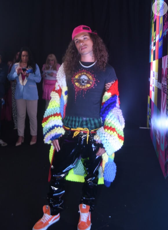 Vitão compareceu à festa 'Barraca do Beijo', de Viih Tube, com um casaco colorido de crochê
