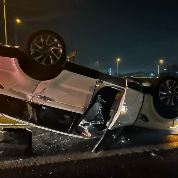 Paula Fernandes mostrou o estado do carro após capotamento