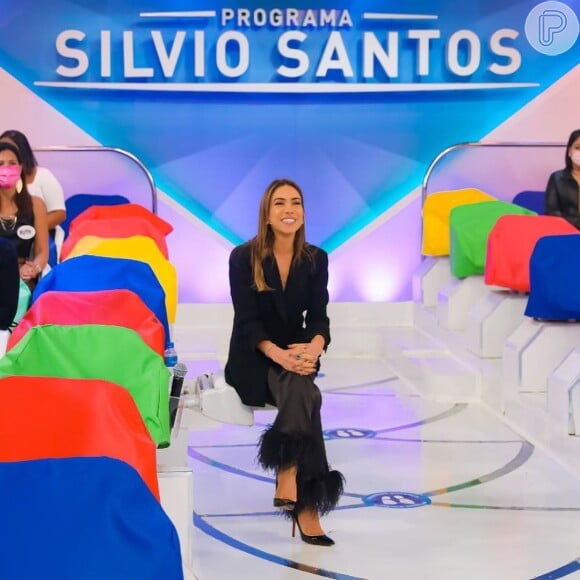 Patricia Abravanel vem substituindo o pai, Silvio Santos, aos domingos à noite no SBT