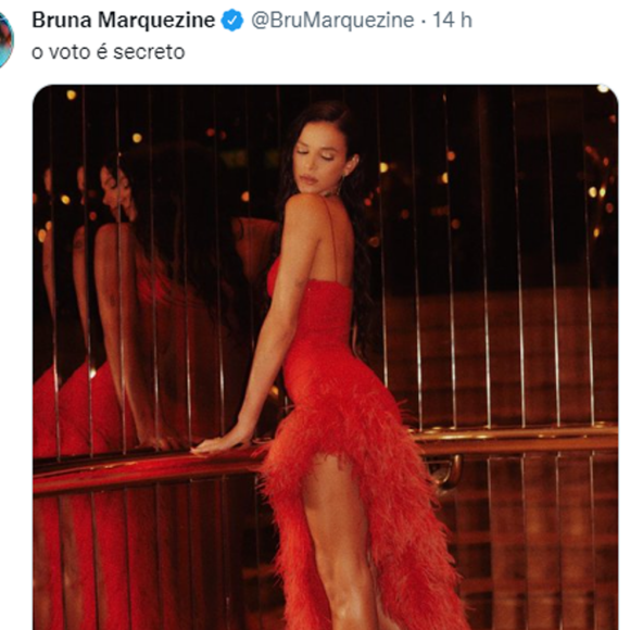 Bruna Marquezine: 'O voto é secreto', escreveu a atriz em uma foto com um vestido vermelho, mesma cor do PT