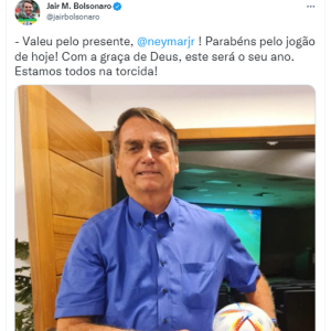 Jair Bolsonaro exibiu uma bola enviada por Neymar no dia 13 de agosto