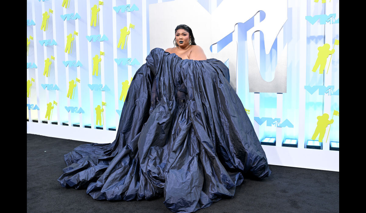 Foto: A cantora Lizzo misturou diferentes elementos em 3 looks