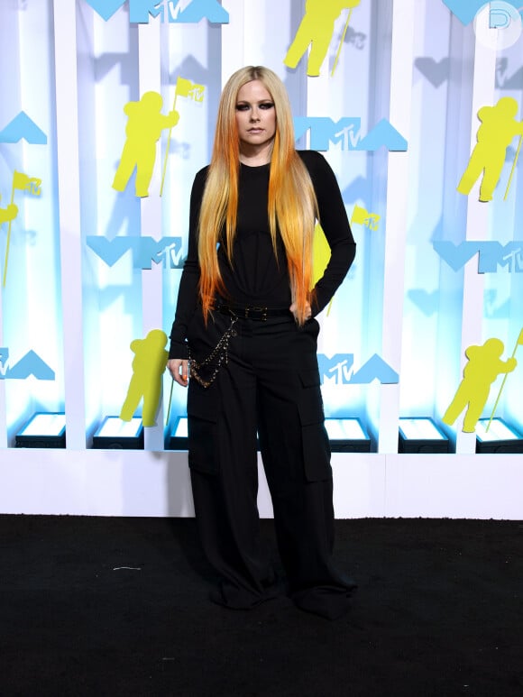 No VMA 2022, Avril Lavigne usou look Versace all black