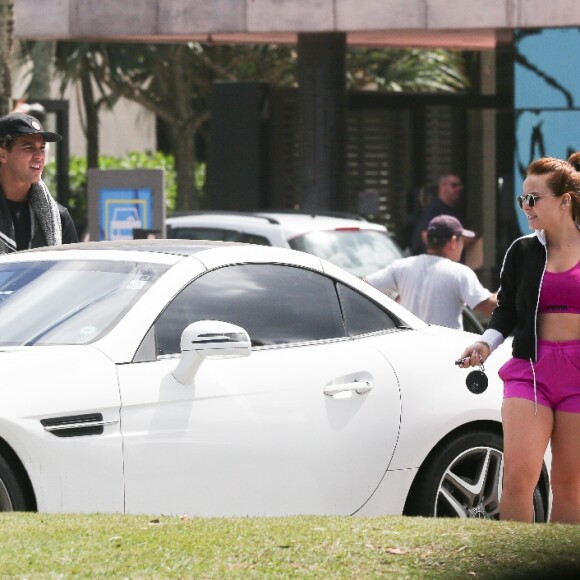 Larissa Manoela e André Luiz Frambach deixaram a praia em um carrão