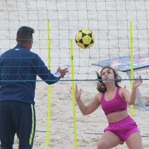 Larissa Manoela mostrou toda a habilidade esportiva em um treino na praia