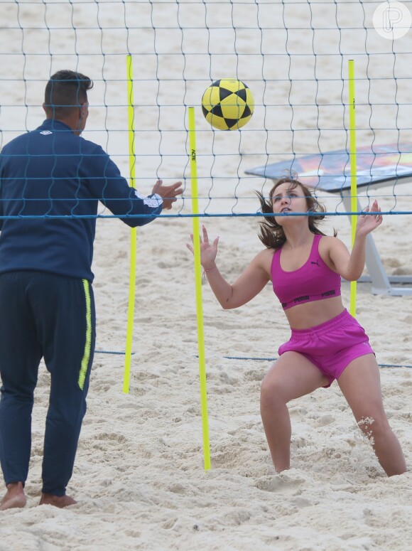 Larissa Manoela mostrou toda a habilidade esportiva em um treino na praia