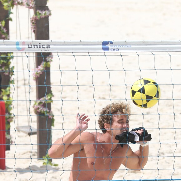 André Luiz Frambach exibiu o corpo sarado em treino na praia