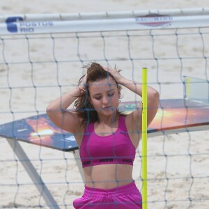 Larissa Manoela é adepta dos treinos nas areias das praias