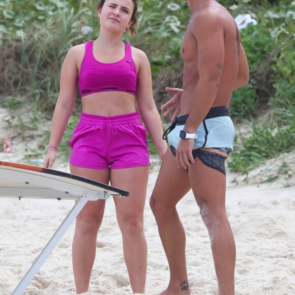 E esse olhar de Larissa Manoela para André Luiz Frambach? Qual será o assunto?