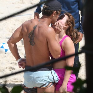Larissa Manoela e André Luiz Frambach trocaram beijinho em dia de praia