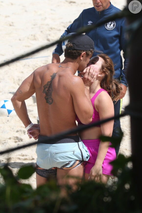 Larissa Manoela e André Luiz Frambach trocaram beijinho em dia de praia