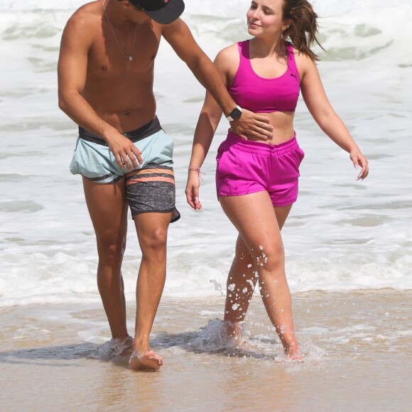 André Luiz Frambach ainda deu aquele confere na barriga sarada de Larissa Manoela