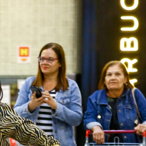 Nesta semana, Gkay foi flagrada no aeroporto com um conjunto com estampa de zebra