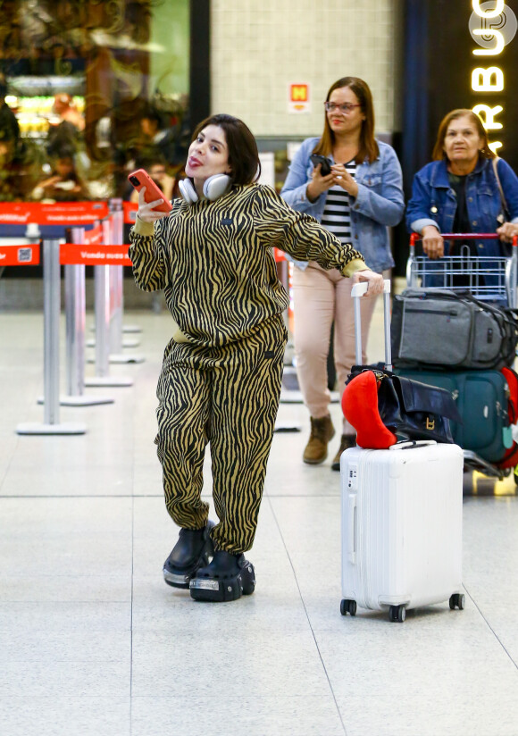 Nesta semana, Gkay foi flagrada no aeroporto com um conjunto com estampa de zebra
