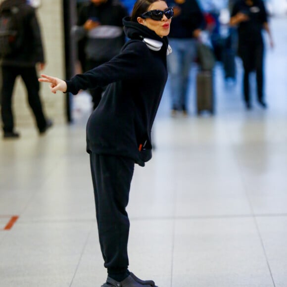 Simpática, Gkay fez poses ousadas para o fotógrafo