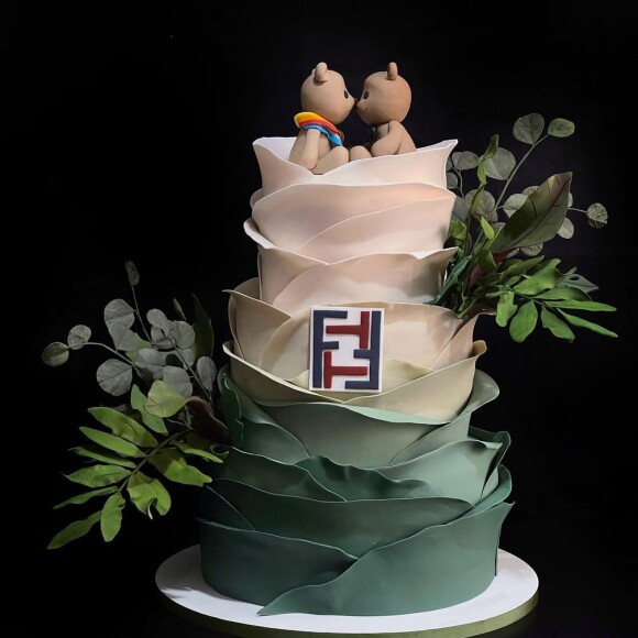 Casamento de Tiago Abravanel e Fernando Poli teve um bolo personalizado com recheio de morango com amêndoas