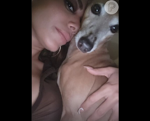 Ao chegar em casa, Anitta ainda tirou uma foto altinha com o cachorro